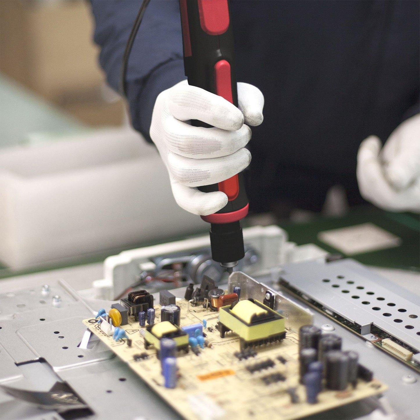 Vessel VE-3000 Electric Screwdriver in use on PCB